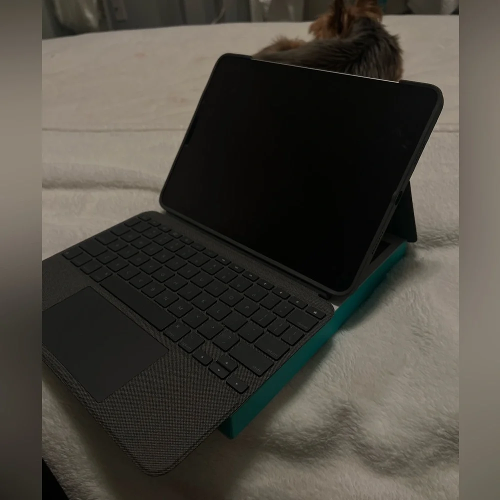 Logitech combo touch iPad Pro 11 inch (1st, 2nd, 3rd generation) keyboard case
